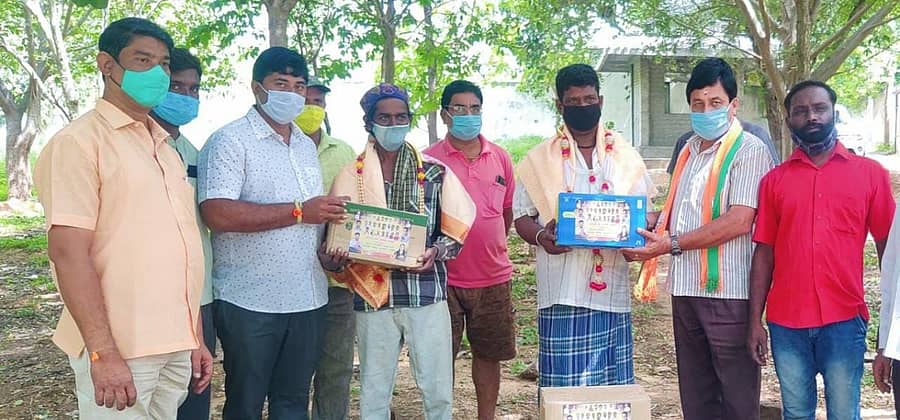 ರುದ್ರಭೂಮಿ ಕಾವಲುಗಾರರಿಗೆ ಆಹಾರ ಕಿಟ್ ವಿತರಿಸಲಾಯಿತು