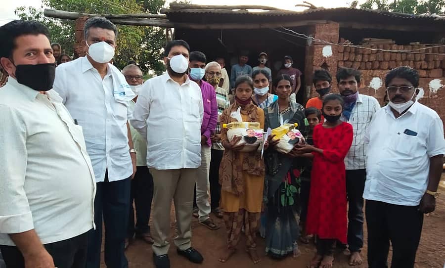 ಶಾಸಕ ರಾಜಶೇಖರ ಪಾಟೀಲ ಅವರು ಹಣಕುಣಿ ಗ್ರಾಮದ ಅಶ್ವಿನಿ ಹಾಗೂ ಮಹಾನಂದಾ ಅವರಿಗೆ ₹50 ಸಾವಿರ ನಗದು ಹಾಗೂ ದಿನಸಿ ವಿತರಿಸಿದರು