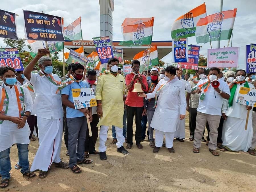 ಗಂಗಾವತಿ ತಾಲ್ಲೂಕಿನ ಮರಳಿಯಲ್ಲಿನ ಪೆಟ್ರೋಲ್ ಬಂಕ್ ಎದುರು ಕಾಂಗ್ರೆಸ್ ಮುಖಂಡರು ಪ್ರತಿಭಟನೆ ನಡೆಸಿದರು