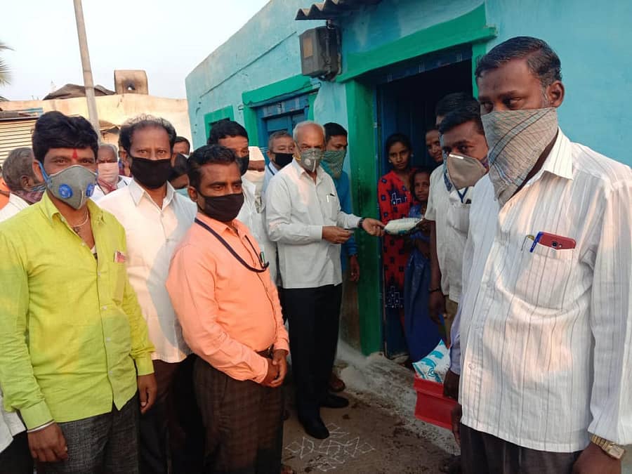 ಯಲಬುರ್ಗಾ ಪಟ್ಟಣದ ಸ್ಲಂ ವಾರ್ಡ್ನಲ್ಲಿ ನಂದಿನಿ ಹಾಲಿನ ಪ್ಯಾಕೆಟ್ಗಳನ್ನು ಶಾಸಕ ಹಾಲಪ್ಪ ಆಚಾರ ವಿತರಿಸಿ ಒಕ್ಕೂಟಕ್ಕೆ ಉತ್ತೇಜನ ನೀಡಿದರು