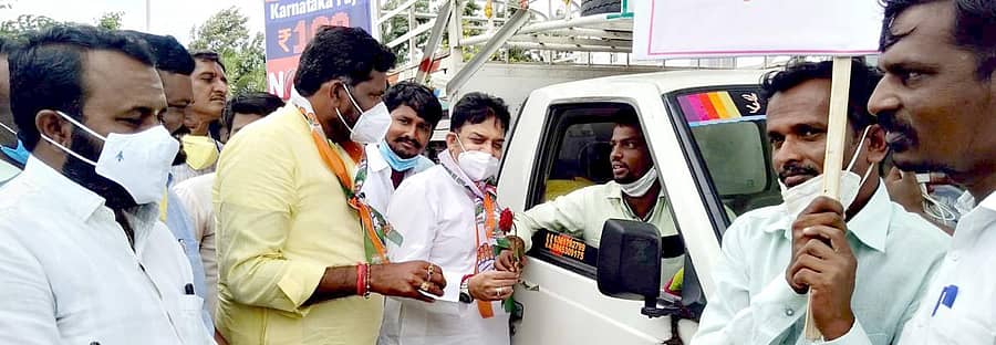 ಕಾರಟಗಿ ತಾಲ್ಲೂಕಿನ ಮರ್ಲಾನಹಳ್ಳಿ ಗ್ರಾಮದಲ್ಲಿಯ ಪೆಟ್ರೋಲ್ ಬಂಕ್ನಲ್ಲಿ ಕಾಂಗ್ರೆಸ್ ಮುಖಂಡರು ಪ್ರತಿಭಟನೆ ನಡೆಸಿದರು