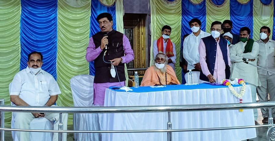 ಕಲಘಟಗಿಯ ಹನ್ನೆರಡು ಮಠದಲ್ಲಿ ಭಾನುವಾರ ನಡೆದ ಕಾರ್ಖಾನೆ ಸ್ಥಾಪಿಸುವ ಕುರಿತು ರೈತರ ಅಭಿಪ್ರಾಯ ಸಂಗ್ರಹ ಕಾರ್ಯಕ್ರಮದಲ್ಲಿ ಗಣಿ, ಭೂ ವಿಜ್ಞಾನ ಹಾಗೂ ಸಣ್ಣ ಕೈಗಾರಿಕೆ ಸಚಿವ ಮುರುಗೇಶ ನಿರಾಣಿ ಮಾತನಾಡಿದರು