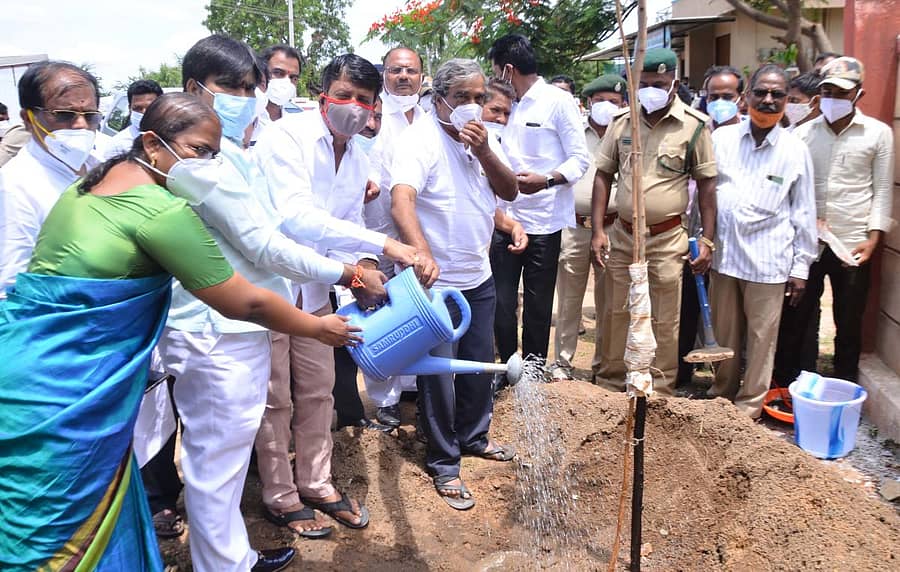 ಯಾದಗಿರಿಯ ಪತ್ರಿಕಾ ಭವನದಲ್ಲಿ ಜಿಲ್ಲಾ ಉಸ್ತುವಾರಿ ಸಚಿವ ಆರ್.ಶಂಕರ್‌ ಸಸಿಗೆ ನೀರೆರೆಯುವ ಮೂಲಕ ಪರಿಸರ ದಿನಾಚರಣೆಗೆ ಚಾಲನೆ ನೀಡಿದರು