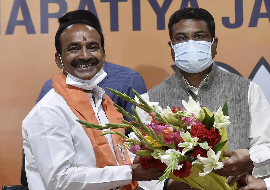 ನವದೆಹಲಿಯಲ್ಲಿ ಸೋಮವಾರ ಬಿಜೆಪಿ ಸೇರಿದ ಈಟಲ ರಾಜೇಂದರ್‌ ಅವರನ್ನು ಕೇಂದ್ರ ಸಚಿವ ಧರ್ಮೇಂದ್ರ ಪ್ರಧಾನ್‌ ಅವರು ಸ್ವಾಗತಿಸಿದರು  ಪಿಟಿಐ ಚಿತ್