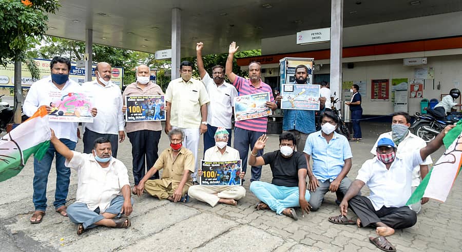 ಪೆಟ್ರೋಲ್ ಬೆಲೆ ಏರಿಕೆ ಖಂಡಿಸಿ ಆರ್ಟಿಒ ವೃತ್ತದಲ್ಲಿ ಕಾಂಗ್ರೆಸ್ ಕಾರ್ಯಕರ್ತರು ಸೋಮವಾರ ಪ್ರತಿಭಟನೆ ನಡೆಸಿದರು