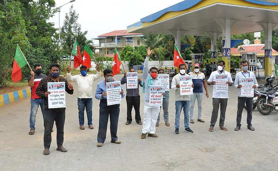ಎಸ್‌ಡಿಪಿಐ ಪದಾಧಿಕಾರಿಗಳು, ಕಾರ್ಯಕರ್ತರು ಚಾಮರಾಜನಗರದಲ್ಲಿ ಪ್ರತಿಭಟನೆ ನಡೆಸಿದರು