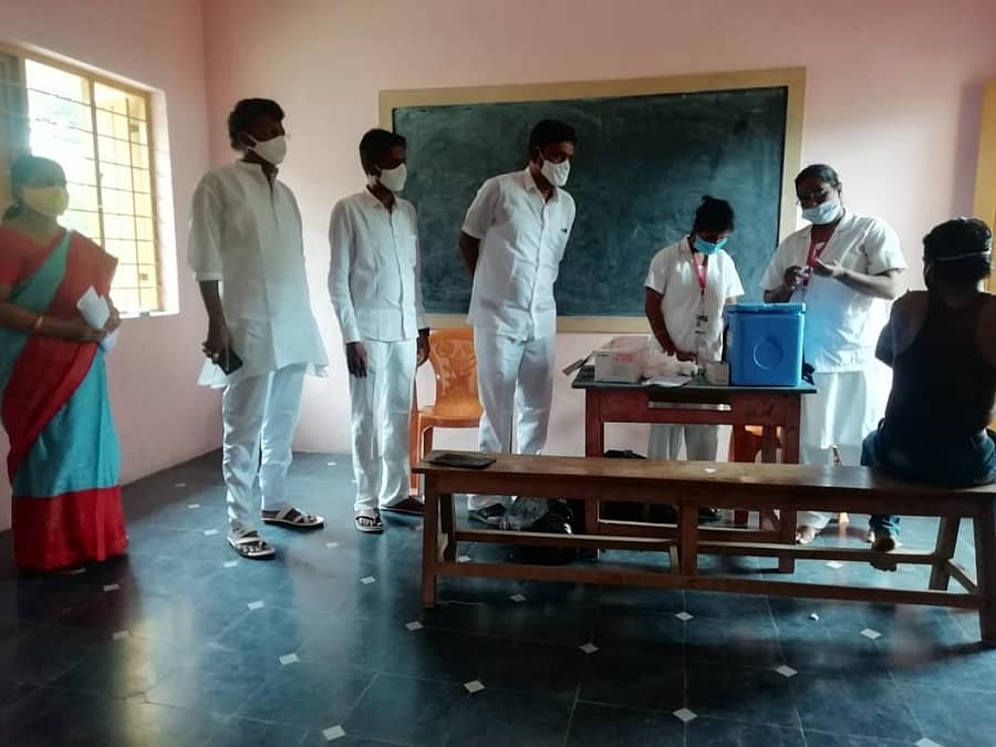 ಗಂಗಾವತಿಯ ವಿದ್ಯಾನಗರದ ಸರ್ಕಾರಿ ಹಿರಿಯ ಪ್ರಾಥಮಿಕ ಶಾಲೆಯಲ್ಲಿ ಜನರಿಗೆ ಕೋವಿಡ್ ಲಸಿಕೆ ನೀಡಲಾಯಿತು