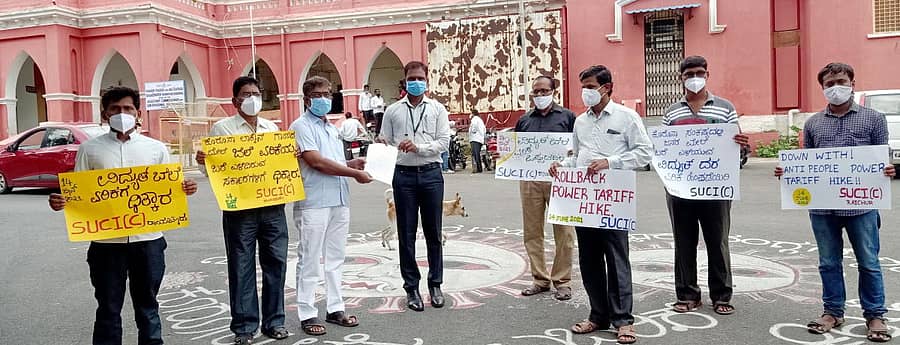 ರಾಯಚೂರಿನಲ್ಲಿ ಸೋಷಿಯಲಿಸ್ಟ್ ಯೂನಿಟಿ ಸೆಂಟರ್ ಆಫ್ ಇಂಡಿಯಾ (ಕಮ್ಯುನಿಸ್ಟ್) ಪಕ್ಷದ ಜಿಲ್ಲಾ ಸಮಿತಿಯ ಪದಾಧಿಕಾರಿಗಳು ಜಿಲ್ಲಾಧಿಕಾರಿ ಕಚೇರಿ ಎದುರು ಸೋಮವಾರ ಪ್ರತಿಭಟನೆ ನಡೆಸಿದರು