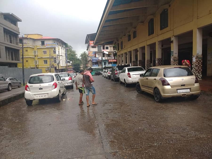 ಉಡುಪಿಯ ಕೆಎಸ್ಆರ್ಟಿಸಿ ಬಸ್ ನಿಲ್ದಾಣದಲ್ಲಿ ಸೋಮವಾರ ಸುರಿಯುತ್ತಿರುವ ಮಳೆಯಲ್ಲಿ ಹೋಗುತ್ತಿರುವ ಸಾರ್ವಜನಿಕರು.