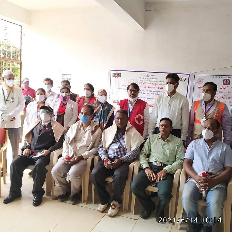 ಬೆಳಗಾವಿಯ ಬಿಮ್ಸ್ನಲ್ಲಿ ಸೋಮವಾರ ರಕ್ತ ದಾನಿಗಳನ್ನು ಸನ್ಮಾನಿಸಲಾಯಿತು