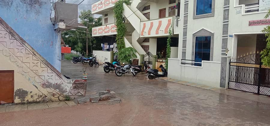 ಯಾದಗಿರಿ ಲಕ್ಷ್ಮಿ ನಗರದಲ್ಲಿ ಜಿಟಿ ಜಿಟಿ ಮಳೆಗೆ ರಸ್ತೆ ಮೇಲೆ ನೀರು ಹರಿಯಿತು