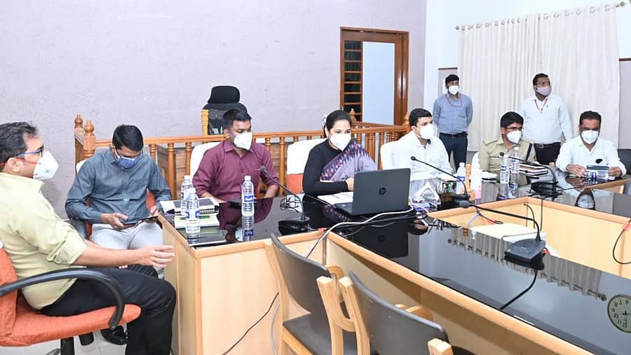 ಸಚಿವ ಮುರುಗೇಶ ನಿರಾಣಿ ಅವರೊಂದಿಗೆ ನಡೆದ ಸಭೆಯಲ್ಲಿ ಜಿಲ್ಲಾಧಿಕಾರಿ ವಿ.ವಿ. ಜ್ಯೋತ್ಸ್ನಾ ಮಾತನಾಡಿದರು. ಸ್ನೇಹಲ್ ಲೋಖಂಡೆ, ಎಂ. ಕೂರ್ಮ ರಾವ್, ಡಾ. ದಿಲೀಷ್ ಶಶಿ, ಪೊಲೀಸ್ ಕಮಿಷನರ್ ಡಾ. ವೈ.ಎಸ್. ರವಿಕುಮಾರ್, ಡಾ. ಶಂಕರ ವಣಿಕ್ಯಾಳ ಇದ್ದರು