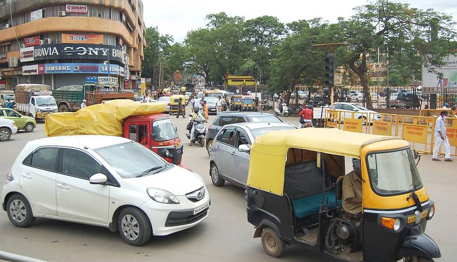 ಹುಬ್ಬಳ್ಳಿಯ ಚನ್ನಮ್ಮನ ವೃತ್ತದ ಬಳಿ ಸೋಮವಾರ ಕಂಡುಬಂದ ವಾಹನ ದಟ್ಟಣೆ