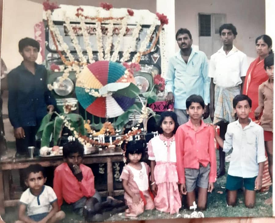 ಪಂಚನಹಳ್ಳಿ ಗ್ರಾಮದಲ್ಲಿ ಬಾಲ್ಯದಲ್ಲಿ ವಿಜಯ್ (ಮಂಡಿಯೂರಿ ಕುಳಿತಿರುವ ಬಿಳಿ ಅಂಗಿಧಾರಿ ಬಾಲಕ) ಆಯುಧ ಪೂಜೆಯಲ್ಲಿ ಭಾಗವಹಿಸಿದ್ದ ಚಿತ್ರ.