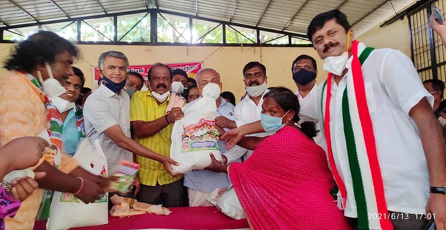 ರಾಮಲಿಂಗಾರೆಡ್ಡಿ ಅವರು ಬಡಜನರಿಗೆ ಆಹಾರದ ಕಿಟ್ ವಿತರಿಸಿದರು. ಶಾಸಕ ಕೃಷ್ಣಬೈರೇಗೌಡ, ಕಾಂಗ್ರೆಸ್ ಮುಖಂಡರಾದ ಎಂ.ಎನ್.ಗೋಪಾಲಕೃಷ್ಣ, ವೈ.ಆರ್.ಶ್ರೀಧರ್, ಎಸ್.ಬಿ.ಭಾಷಾ, ಎನ್.ಎಂ.ಶ್ರೀನಿವಾಸ್, ತಿಮ್ಮರಾಜು, ಎಸ್.ಸುರೇಶ್ ಮೃತ್ಯುಂಜಯ ಇತರರು ಇದ್ದರು.