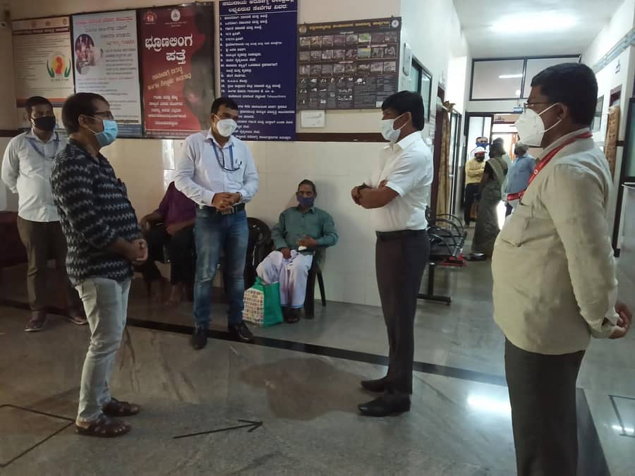 ಹೆಬ್ರಿ ಸರ್ಕಾರಿ ಸಮುದಾಯ ಆರೋಗ್ಯ ಕೇಂದ್ರಕ್ಕೆ ಸೋಮವಾರ ಜಿಲ್ಲಾಧಿಕಾರಿ ಜಿ.ಜಗದೀಶ್‌ ಭೇಟಿ ನೀಡಿ, ಆಸ್ಪತ್ರೆಯ ಮುಖ್ಯಸ್ಥ ಡಾ.ಸಂತೋಷ್‌ ಕುಮಾರ್‌ ಅವರೊಂದಿಗೆ ಚರ್ಚಿಸಿದರು.