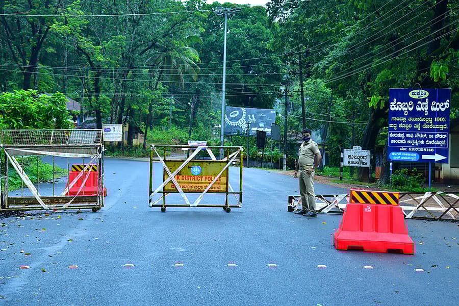 ಅನಗತ್ಯ ವಾಹನವನ್ನು ನಿಯಂತ್ರಿಸಲು ಕುಲ್ಕುಂದದಲ್ಲಿ ಬ್ಯಾರಿಕೇಡ್ಗಳನ್ನು ಅಳವಡಿಸಲಾಗಿದೆ (ಎಡಚಿತ್ರ). ಬಂಟ್ವಾಳ ತಾಲ್ಲೂಕಿನ ಚೆನ್ನೈತ್ತೋಡಿ ಗ್ರಾಮ ಪಂಚಾಯಿತಿ ವ್ಯಾಪ್ತಿಯ ಬಸ್ತಿಕೋಡಿ ಮತ್ತು ವಾಮದಪದವು ಪೇಟೆ ಸೋಮವಾರ ಸಂಪೂರ್ಣ ಬಂದ್ ಆಗಿತ್ತು.