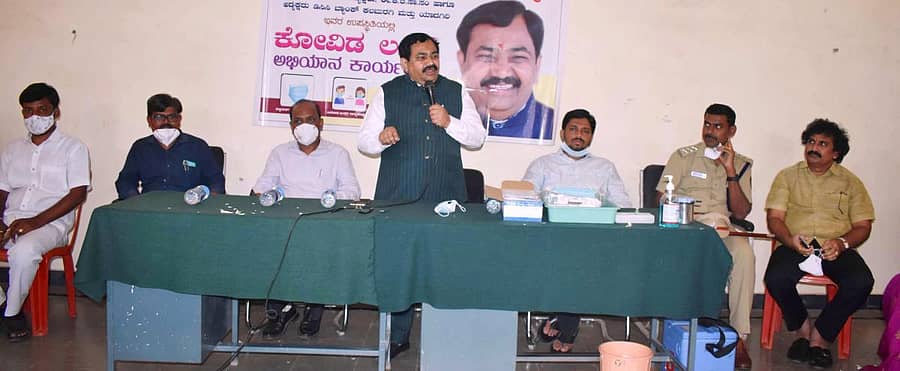 ಸೇಡಂ ತಾಲ್ಲೂಕು ಆಡಕಿ ಗ್ರಾಮದಲ್ಲಿ ಸೋಮವಾರ ನಡೆದ ವ್ಯಾಕ್ಸಿನ್ ಲಸಿಕಾ ಅಭಿಯಾನದಲ್ಲಿ ಶಾಸಕ ರಾಜಕುಮಾರ ಪಾಟೀಲ ತೆಲ್ಕೂರ ಮಾತನಾಡಿದರು