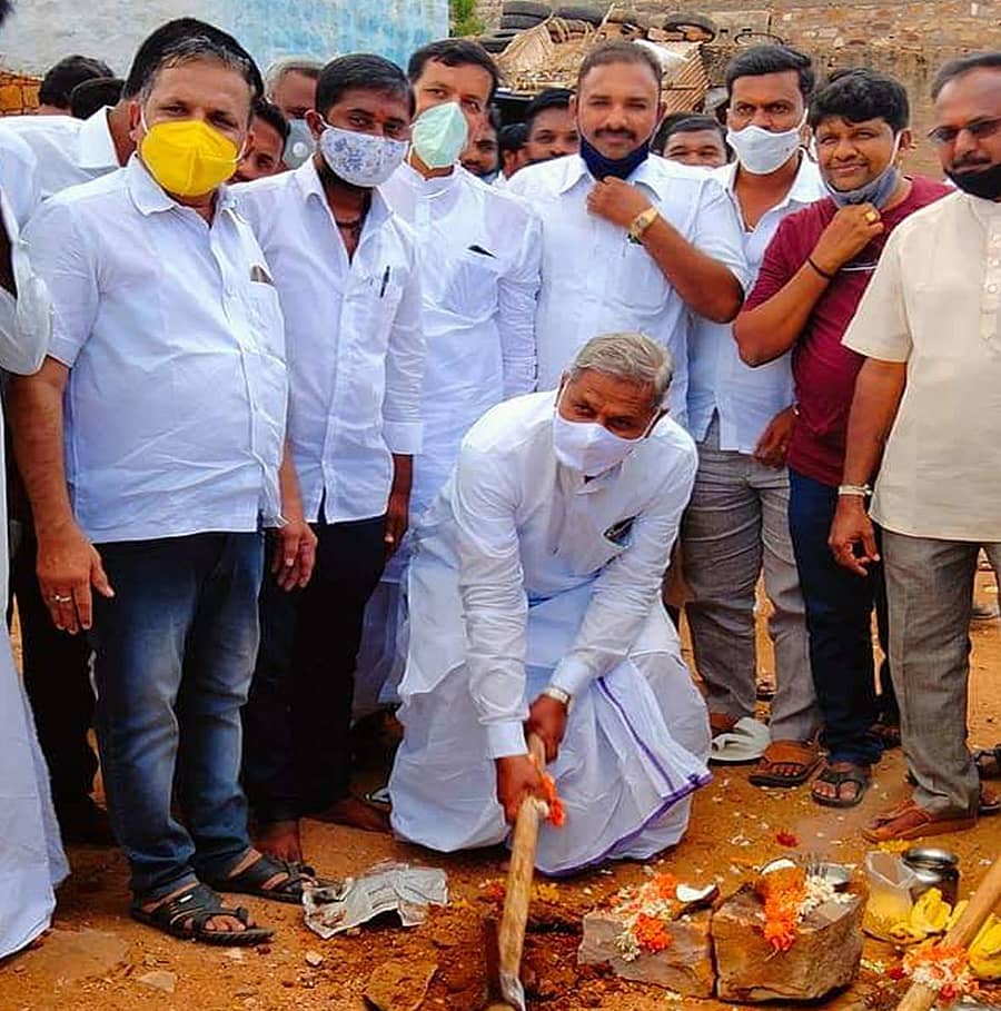 ಹನುಮಸಾಗರದ 12ನೇ ವಾರ್ಡ್ನಲ್ಲಿ ಸಮುದಾಯ ಭವನ ನಿರ್ಮಾಣ ಕಾಮಗಾರಿಗೆ ಶಾಸಕ ಅಮರೇಗೌಡ ಬಯ್ಯಾಪುರ ಭೂಮಿ ಪೂಜೆ ನೆರವೇರಿಸಿದರು