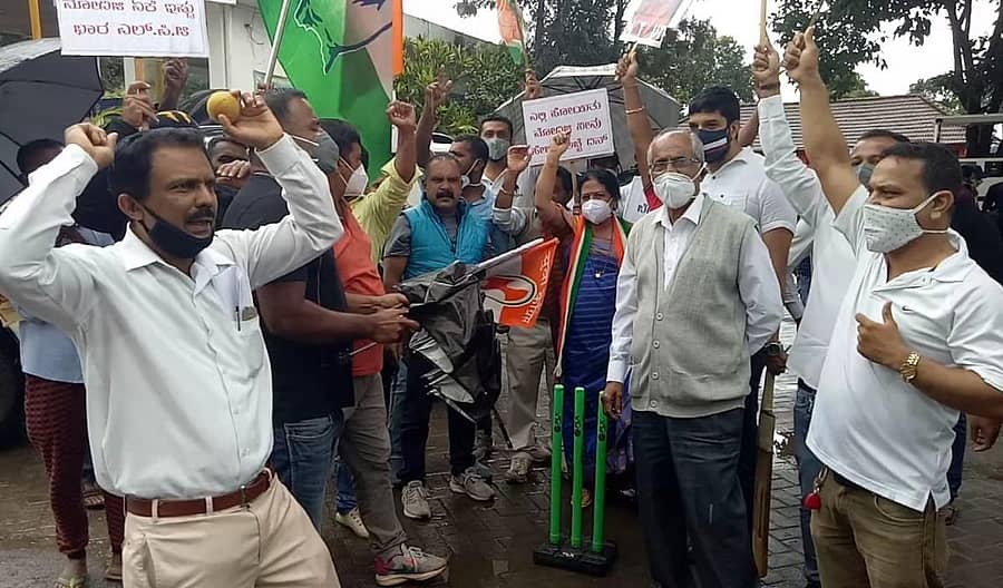 ಇಂಧನ ಮತ್ತು ಅಗತ್ಯ ವಸ್ತುಗಳ ಬೆಲೆ ಏರಿಕೆಯನ್ನು ಖಂಡಿಸಿ ಸರ್ಕಾರಗಳ ವಿರುದ್ಧ ಕಾಂಗ್ರೆಸ್ ಕಾರ್ಯಕರ್ತರು ಸೋಮವಾರ ವಿರಾಜಪೇಟೆಯಲ್ಲಿ ಕ್ರಿಕೆಟ್‌ ಆಡಿ ಅಣಕು ಪ್ರದರ್ಶನ ಮಾಡಿದರು