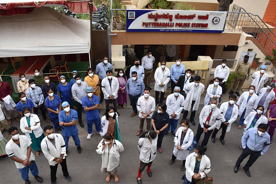 ಫೋರ್ಟಿಸ್ ಆಸ್ಪತ್ರೆ ವೈದ್ಯರು ಹಾಗೂ ಸಿಬ್ಬಂದಿ ಪುಟ್ಟೇನಹಳ್ಳಿ ಠಾಣೆ ಎದುರು ಪ್ರತಿಭಟನೆ ನಡೆಸಿದರು