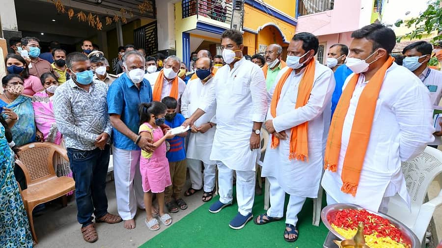 ಕೋವಿಡ್‌ನಿಂದ ಮೃತಪಟ್ಟವರ ಕುಟುಂಬದವರಿಗೆ ₹1 ಲಕ್ಷ ಮೊತ್ತದ ಚೆಕ್‌ ಅನ್ನು ಆರ್. ಅಶೋಕ ನೀಡಿದರು. ಸಚಿವರಾದ ಬೈರತಿ ಬಸವರಾಜ್, ಬಸವರಾಜ ಬೊಮ್ಮಾಯಿ, ಲಕ್ಷ್ಮಣ ಸವದಿ, ಕೆ. ಸುಧಾಕರ ಇದ್ದರು