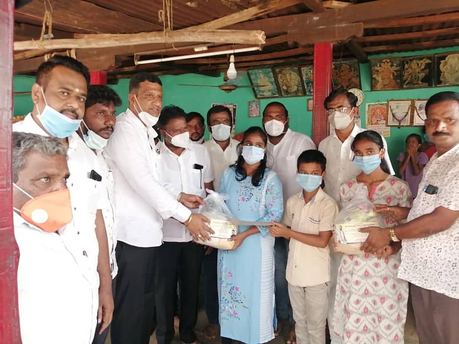 ಹುಮನಾಬಾದ್ ತಾಲ್ಲೂಕಿನ ದುಬಲಗುಂಡಿ ಗ್ರಾಮದ ಸುಷ್ಮಾ, ಸಹನಾ ಹಾಗೂ ಗಗನ ಅವರಿಗೆ ಬಿಜೆಪಿ ಮುಖಂಡ ಡಾ.ಸಿದ್ದು ಪಾಟೀಲ ಅವರು ₹10 ಸಾವಿರ ನಗದು ಮತ್ತು ದಿನಸಿ ವಿತರಿಸಿದರು