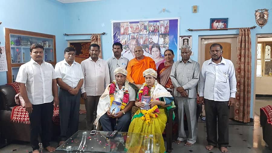 ಕಲಬುರ್ಗಿಯಲ್ಲಿ ಸೋಮವಾರ ನಿವೃತ್ತಿ ಹೊಂದಿದ ಡಾ.ಐ.ಎಸ್. ವಿದ್ಯಾಸಾಗರ ಹಾಗೂ ಪತ್ನಿಯನ್ನು ಸನ್ಮಾನಿಸಲಾಯಿತು