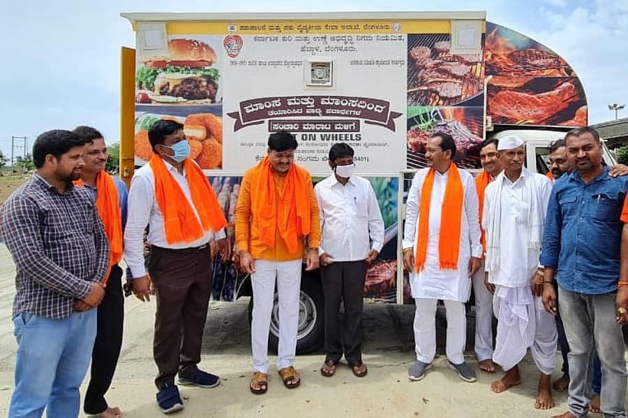 ಜಿಲ್ಲಾ ಉಸ್ತುವಾರಿ ಸಚಿವ ಪ್ರಭು ಚವಾಣ್ ಅವರು ಔರಾದ್ ತಾಲ್ಲೂಕಿನ ಫಲಾನುಭವಿ ಯೋಗೇಶ ಗೋವಿಂದರಾವ್ ಅವರಿಗೆ ಸಂಚಾರಿ ವಾಹನ ಹಸ್ತಾಂತರಿಸಿದರು