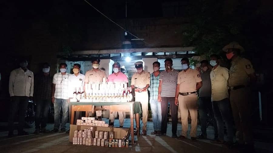 ಅಕ್ರಮವಾಗಿ ಸಂಗ್ರಹಿಸಿಟ್ಟ ಮಾರಾಟ ಮಾಡುತ್ತಿದ್ದ ಕೆಂಭಾವಿ ಪೋಲೀಸ್ ಠಾಣೆಯ ಸಿಬ್ಬಂದಿ ವಶಪಡಿಸಿಕೊಂಡರು.