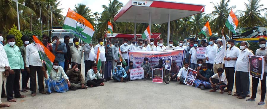 ಪೆಟ್ರೋಲ್‌, ಡೀಸೆಲ್‌, ಅಡುಗೆ ಅನಿಲ ಸೇರಿದಂತೆ ಅಗತ್ಯ ವಸ್ತುಗಳ ಬೆಲೆ ಏರಿಕೆ ಖಂಡಿಸಿ ಕಾಂಗ್ರೆಸ್‌ ಮುಖಂಡರು ಮಂಗಳವಾರವೂ ಪ್ರತಿಭಟನೆ ನಡೆಸಿದರು