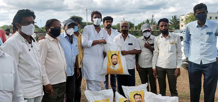 ತೆಲಸಂಗ ಸಮೀಪದ ಕನ್ನಾಳದಲ್ಲಿ ಗ್ರಾಮೀಣ ಪತ್ರಕರ್ತರಿಗೆ ಬಿಜೆಪಿ ಯುವ ಮುಖಂಡ ಚಿದಾನಂದ ಸವದಿ ದಿನಸಿ ಕಿಟ್ ವಿತರಿಸಿದರು