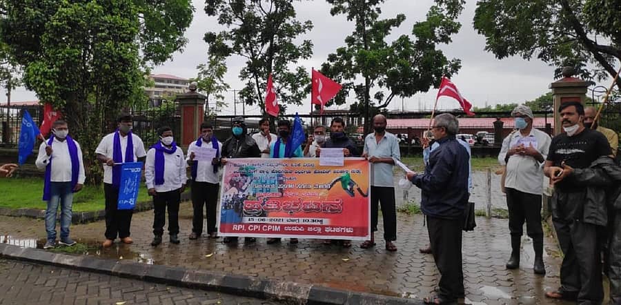 ಕೋವಿಡ್ ಹಾಗೂ ಲಾಕ್ಡೌನ್ ಸಂಕಷ್ಟಕ್ಕೆ ಸಿಲುಕಿದ ವರ್ಗಗಳಿಗೆ ಸಮರ್ಪಕ ಪರಿಹಾರ ಪ್ಯಾಕೇಜ್ ಘೋಷಿಸಬೇಕು ಎಂದು ಒತ್ತಾಯಿಸಿ ಸಿಪಿಐಎಂ, ಸಿಪಿಐ ಹಾಗೂ ರಿಪಬ್ಲಿಕನ್ ಪಾರ್ಟಿ ಆಫ್ ಇಂಡಿಯಾ ಪಕ್ಷದ ಕಾರ್ಯಕರ್ತರು ಸೋಮವಾರ ಜಿಲ್ಲಾಧಿಕಾರಿ ಕಚೇರಿ ಎದುರು ಪ್ರತಿಭಟನೆ ನಡೆಸಿದರು.