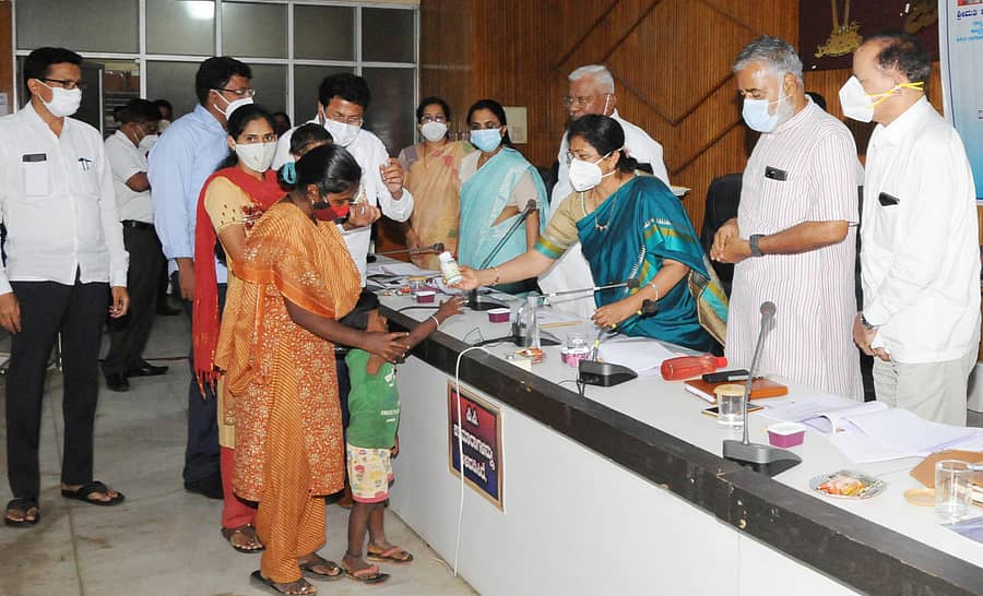 ಮಹಿಳಾ ಮತ್ತು ಮಕ್ಕಳ ಅಭಿವೃದ್ಧಿ ಸಚಿವೆ ಶಶಿಕಲಾ ಜೊಲ್ಲೆ ಅವರು ಮಕ್ಕಳಿಗೆ ಪೌಷ್ಟಿಕ ಆಹಾರದ ಪೊಟ್ಟಣ ವಿತರಿಸಿದರು