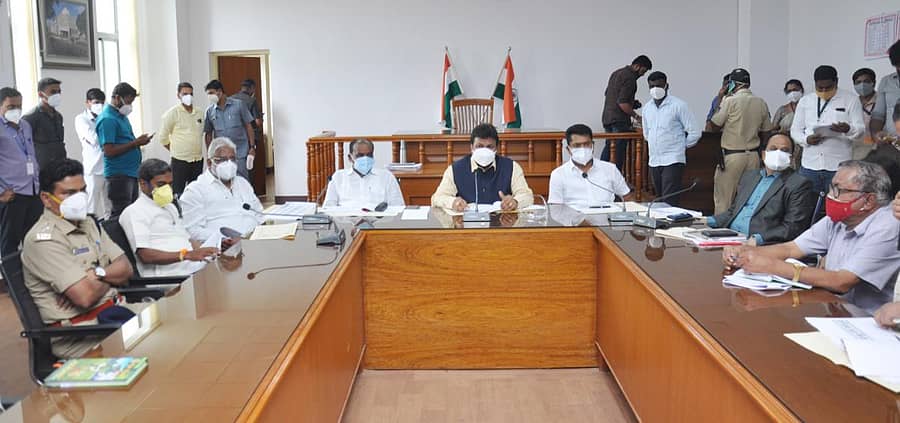 ಕೃಷಿ ಸಚಿವ ಬಿ.ಸಿ.ಪಾಟೀಲ ಅವರು ಶಾಸಕರು ಹಾಗೂ ಅಧಿಕಾರಿಗಳೊಂದಿಗೆ ಸಭೆ ನಡೆಸಿದರು