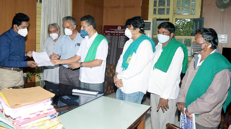 ಕೋಚನಹಳ್ಳಿ ರೈತರ ಹೋರಾಟ ಸಮಿತಿಯ ಸದಸ್ಯರು ಮಂಗಳವಾರ ಮೈಸೂರಿನ ಜಿಲ್ಲಾಧಿಕಾರಿ ಡಾ.ಬಗಾದಿ ಗೌತಮ್ ಅವರನ್ನು ಭೇಟಿಯಾಗಿ ಬೇಡಿಕೆಗಳ ಈಡೇರಿಕೆಗೆ ಒತ್ತಾಯಿಸಿ ಮನವಿ ಪತ್ರ ಸಲ್ಲಿಸಿದರು