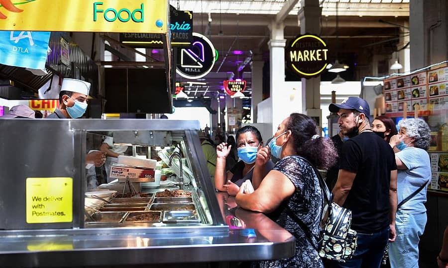 ಕ್ಯಾಲಿಫೋರ್ನಿಯಾದಲ್ಲಿ ಲಾಕ್ಡೌನ್ ಸಂಪೂರ್ಣ ತೆರವಾದ ಹಿನ್ನೆಲೆಯಲ್ಲಿ ಲಾಸ್ ಏಂಜಲೀಸ್ನ ಗ್ರ್ಯಾಂಡ್ ಸೆಂಟ್ರಲ್ ಮಾರುಕಟ್ಟೆಯಲ್ಲಿ ಜನ ಜೀವನ ಸಹಜ ಸ್ಥಿತಿಗೆ ಮರಳಿದೆ– ಎಎಫ್ಪಿ ಚಿತ್ರ