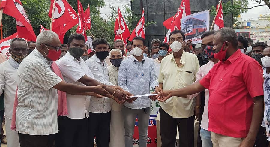 ಬಾಗೇಪಲ್ಲಿ ತಾಲ್ಲೂಕು ಕಚೇರಿ ಮುಂದೆ ಮಾಜಿ ಶಾಸಕ ಜಿ.ವಿ.ಶ್ರೀರಾಮರೆಡ್ಡಿ, ಪಿಎಸ್‌ಎಸ್ ಮುಖಂಡರು ತಹಶೀಲ್ದಾರ್ ಡಿ.ವಿ.ದಿವಾಕರ್ ಅವರಿಗೆ ಮನವಿ ಸಲ್ಲಿಸಿದರು