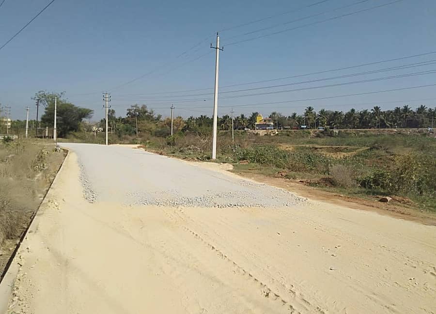 ಹೆಬ್ಬೂರು ಕೆರೆ ಒತ್ತುವರಿ ಮಾಡಿಕೊಂಡು ರಸ್ತೆ ನಿರ್ಮಿಸಿರುವುದು