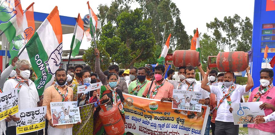 ರಾಜಾನುಕುಂಟೆಯಲ್ಲಿ ಕಾಂಗ್ರೆಸ್ ಮುಖಂಡರು ಪ್ರತಿಭಟನೆ ನಡೆಸಿದರು. ಮುಖಂಡರಾದ ಚೊಕ್ಕನಹಳ್ಳಿ ವೆಂಕಟೇಶ್, ಲಾವಣ್ಯ, ಗ್ರಾಮ ಪಂಚಾಯಿತಿ ಸದಸ್ಯರಾದ ನರಸಿಂಹಮೂರ್ತಿ, ಹೆಸರಘಟ್ಟ ಬ್ಲಾಕ್ ಕಾಂಗ್ರೆಸ್ ಅಧ್ಯಕ್ಷ ನಾರಾಯಣ್ಣಪ್ಪ ಹಾಗೂ ಇತರರು ಇದ್ದರು