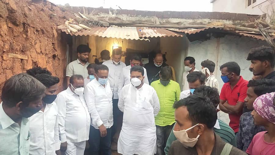 ಹುಮನಾಬಾದ್ ತಾಲ್ಲೂಕಿನ ಧುಮ್ಮನಸೂರ್ ಗ್ರಾಮದಲ್ಲಿ ಮಳೆಯಿಂದ ಈಚೆಗೆ ಕುಸಿದ ಮನೆಗೆ ಶಾಸಕ ರಾಜಶೇಖರ ಪಾಟೀಲ ಭೇಟಿ ನೀಡಿದರು