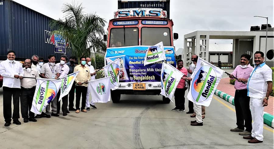 ಹಾಲಿನ ಪೌಡರ್‌ ತುಂಬಿದ ಟ್ರಕ್‌ಗಳಿಗೆ ಬಿ.ಸಿ.ಸತೀಶ್‌ ಚಾಲನೆ ನೀಡಿದರು. ಕೆಎಂಎಫ್‌ ಮತ್ತು ಬಮೂಲ್‌ ನಿರ್ದೇಶಕರು, ಅಧಿಕಾರಿಗಳು ಉಪಸ್ಥಿತರಿದ್ದರು