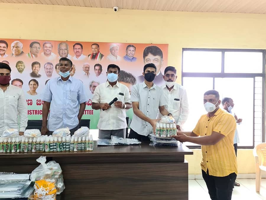 ಬೆಳಗಾವಿಯಲ್ಲಿ ಮಂಗಳವಾರ ನಡೆದ ಯುವ ಕಾಂಗ್ರೆಸ್ ಸಭೆಯಲ್ಲಿ ಕೆಪಿಸಿಸಿ ಕಾರ್ಯಾಧ್ಯಕ್ಷ ಸತೀಶ ಜಾರಕಿಹೊಳಿ ಪುತ್ರ ರಾಹುಲ್ ಜಾರಕಿಹೊಳಿ ಕಾರ್ಯಕರ್ತರಿಗೆ ಮಾಸ್ಕ್ ಹಾಗೂ ಸ್ಯಾನಿಟೈಸರ್ ವಿತರಿಸಿದರು