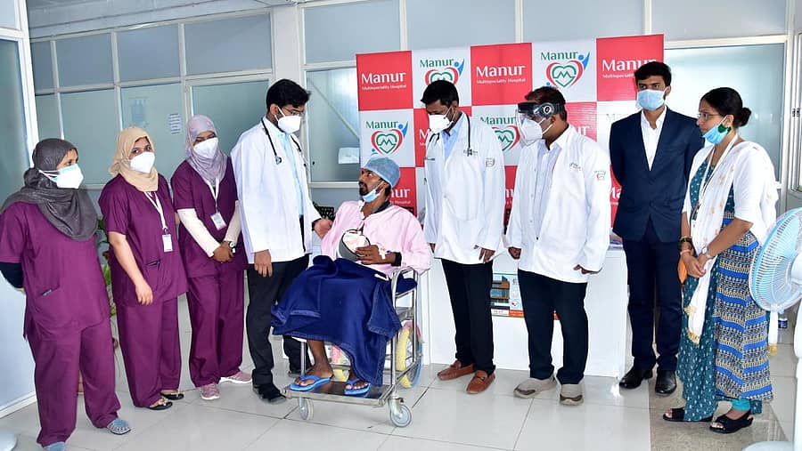 ಜಜ್ಜಿ ಹೋಗಿದ್ದ ಕೈಗೆ ಅಪರೂಪದ ಶಸ್ತ್ರಚಿಕಿತ್ಸೆ ನೀಡಿ ಸರಿಪಡಿಸಿದ ಕಲಬುರ್ಗಿಯ ಮನೂರ ಆಸ್ಪತ್ರೆ ವೈದ್ಯರು ಹಾಗೂ ಸಿಬ್ಬಂದಿ ತಂಡ