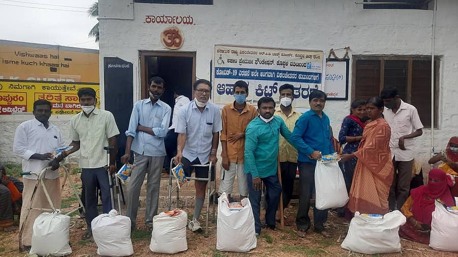 ಗಂಗಾವತಿಯಲ್ಲಿ ಈಚೆಗೆ ಅಂಗವಿಕಲರಿಗೆ ಆಹಾರ ಧಾನ್ಯದ ಕಿಟ್‌ ವಿತರಿಸಲಾಯಿತು