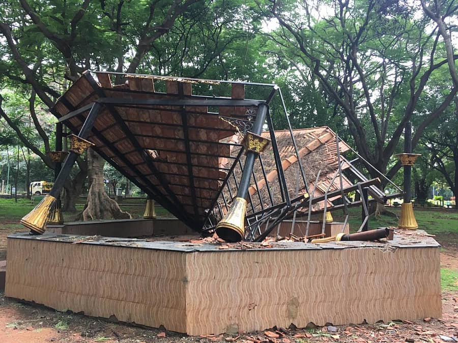 ಕುಸಿದು ಬಿದ್ದಿರುವ ಆಶ್ರಯ ಮಂಟಪ