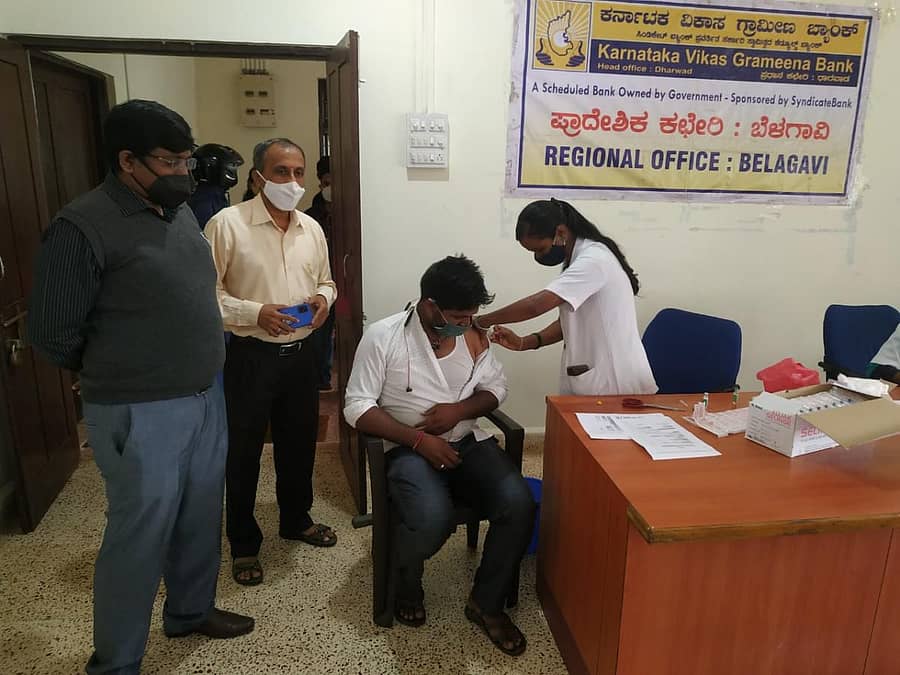 ಬೆಳಗಾವಿಯಲ್ಲಿ ಬ್ಯಾಂಕ್ ನೌಕರರಿಗೆ ಕೋವಿಡ್ ಲಸಿಕೆ ಹಾಕುವ ಕಾರ್ಯಕ್ರಮಕ್ಕೆ ಕರ್ನಾಟಕ ವಿಕಾಸ ಗ್ರಾಮೀಣ ಬ್ಯಾಂಕ್ ಅಧ್ಯಕ್ಷ ಪ್ರಾದೇಶಿಕ ವ್ಯವಸ್ಥಾಪಕ ಡಿ.ಎಸ್. ಹೆಗಡೆ ಚಾಲನೆ ನೀಡಿದರು. ಜಿಲ್ಲಾ ಮಾರ್ಗದರ್ಶಿ ಬ್ಯಾಂಕ್ ಮುಖ್ಯ ವ್ಯವಸ್ಥಾಪಕ ವಿ. ರಾಹುಲ್ ಇದ್ದಾರೆ
