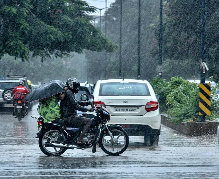 ಹುಬ್ಬಳ್ಳಿಯಲ್ಲಿ ಬುಧವಾರ ಸುರಿದ ಮಳೆಗೆ ಶಿರೂರು ಪಾರ್ಕ್ ಬಳಿ ವ್ಯಕ್ತಿಯೊಬ್ಬರು ಬೈಕ್‌ನಲ್ಲಿ ನೆನೆದುಕೊಂಡೇ ಹೋದರು– ಪ್ರಜಾವಾಣಿ ಚಿತ್ರ