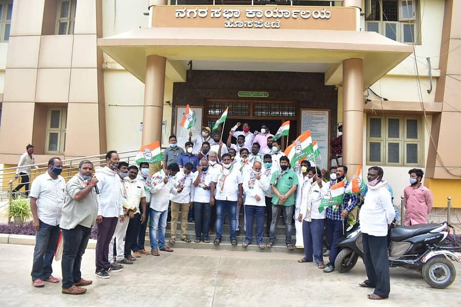 ಆಸ್ತಿ ತೆರಿಗೆ ಹೆಚ್ಚಿಸಿರುವ ಕ್ರಮ ವಿರೋಧಿಸಿ ಕಾಂಗ್ರೆಸ್ ಕಾರ್ಯಕರ್ತರು ಬುಧವಾರ ಹೊಸಪೇಟೆ ನಗರಸಭೆ ಕಚೇರಿ ಎದುರು ಪ್ರತಿಭಟನೆ ನಡೆಸಿದರು–ಪ್ರಜಾವಾಣಿ ಚಿತ್ರ