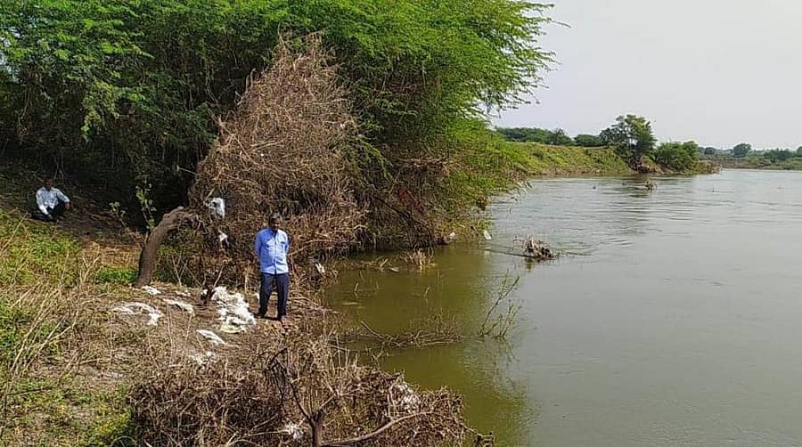ಔರಾದ್ ತಾಲ್ಲೂಕಿನ ಕೌಠಾ (ಬಿ) ಗ್ರಾಮದ ಕಾಶೀನಾಥ ವೀರಶೆಟ್ಟಿ ಬಿರಾದಾರ ಅವರ ಹೊಲಕ್ಕೆ ಮಾಂಜ್ರಾ ನದಿ ನೀರು ನುಗ್ಗಿದಾಗಿನ ದೃಶ್ಯ